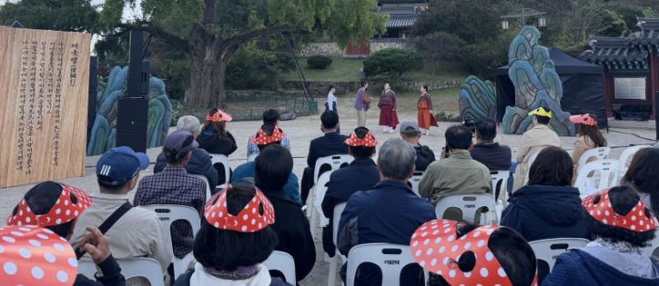 임고서원 은행나무 앞 야외마당에서 ‘나그네 마음을 담다’ 창작 마당극 공연이 펼쳐지고 있다.