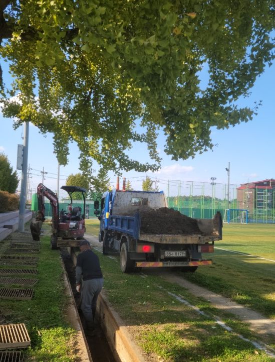 관내학교 운동장 배수로 정비 지원