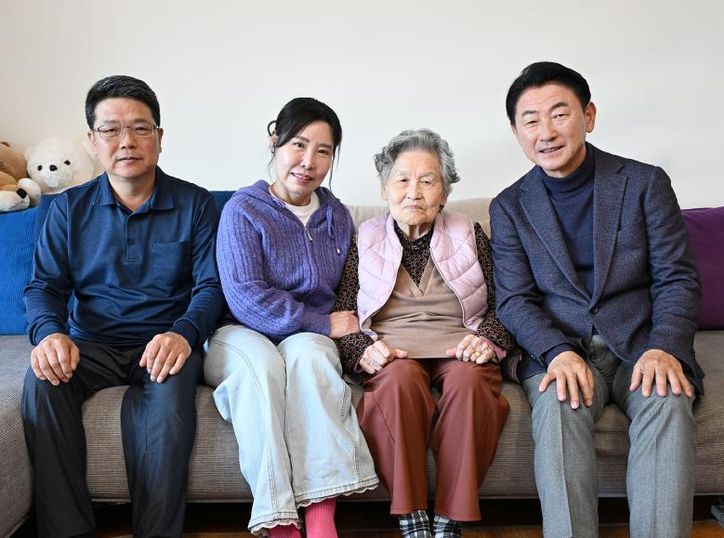 김동근 시장이 11월 3일 100세 생신을 맞은 관내 어르신 가정을 방문해 함께 기념사진을 찍고 있다.