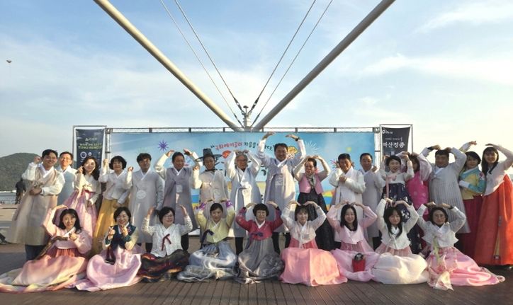 부림시장 한복, 국화축제장서 꽃피다