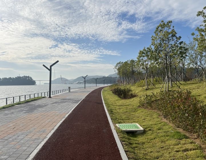 해양신도시 상부산책로, 에메랄드 그린웨이 맨발걷기, 웰컴스퀘어 광장