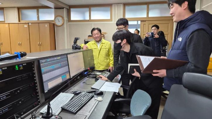 광주시교육청이 6일 광주고등학교에서 교육부, 한국교육시설안전원과 함께 수능시험장 방송시설을 점검하고 있다.