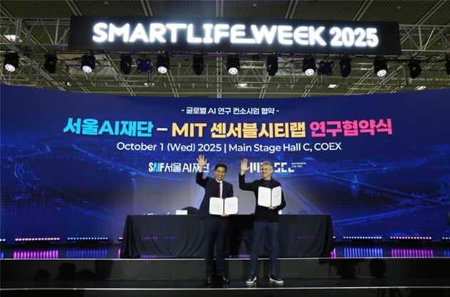 서울AI재단-MIT 연구협약식(왼쪽부터 서울AI재단 김만기 이사장, MIT 센서블시티 랩 카를로 라티(Carlo Ratti)