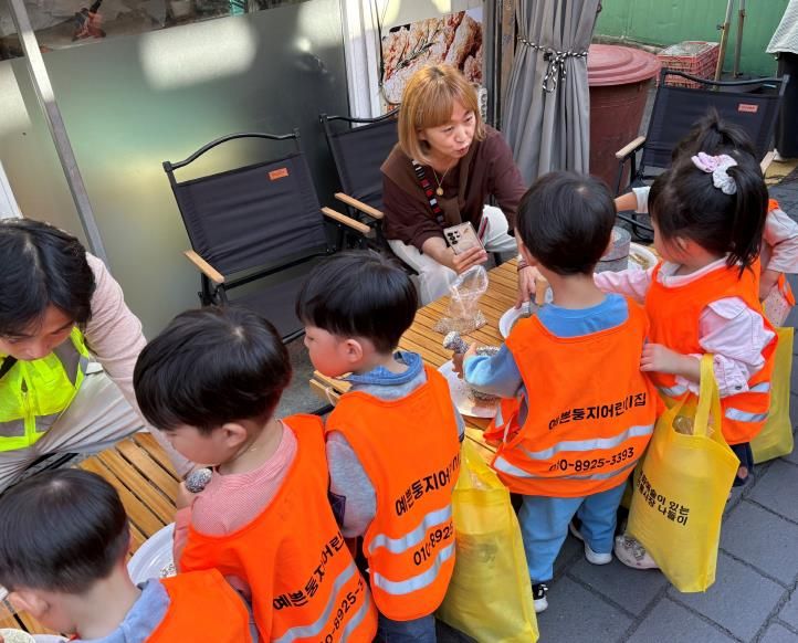 중랑구 전통시장 장보기 체험 중인 어린이집 원아들의 모습