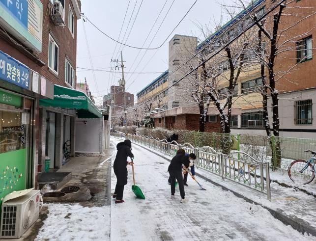 지난해 구로구 주요 도로와 이면도로에 대한 제설작업을 실시하고 있다.