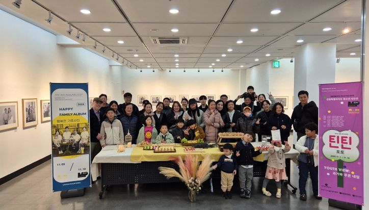 동강국제사진제 <행복한 가족사진>촬영 및 전시 참여 가족에게 가족사진 전달