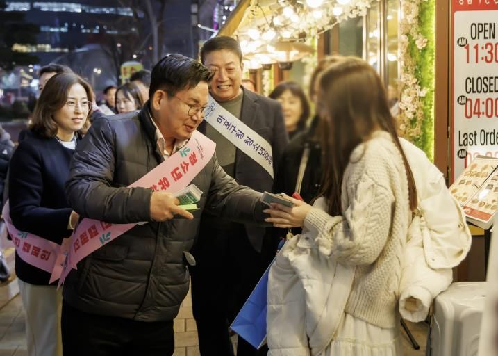 박강수 마포구청장이 유관기관과 함께 청소년 유해환경 예방 캠페인을 펼치고 있다.
