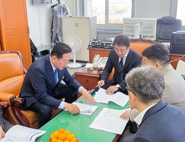 12일 김한종 장성군수(좌측)가 한병도 예산결산특별위원회 위원장에게 현안사업 추진의 당위성을 설명하고 있다