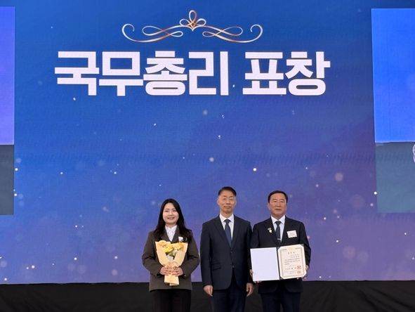 오른쪽에서 첫 번째 청운농원 황병태(63) 대표