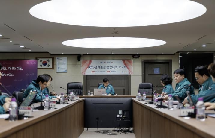 2025년 겨울철 종합대책 보고회에 참석해 구민의 안전을 당부하는 박강수 마포구청장