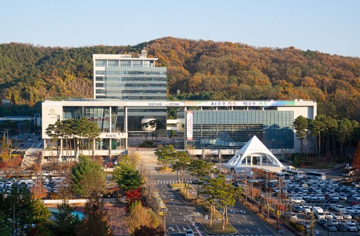 1. 천안시청 전경.