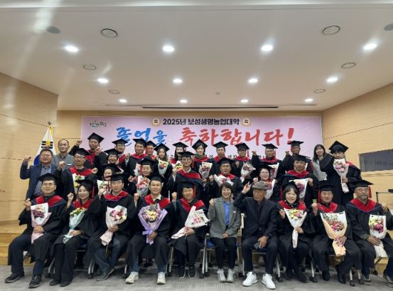 12일 보성군농업기술센터에서 열린 제15기 보성생명농업대학 졸업식 기념사진