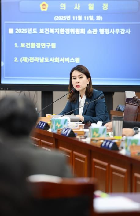 한숙경 의원(더불어민주당·순천7)이 지난 11일 전남보건환경연구원 행정사무감사에서 질의하고 있다.