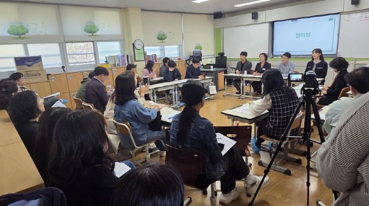 전남교과교육연구회 ‘2025 제4차 수업나눔 연수회’에 참여한 교사들이 수업나눔 후 협의회를 진행하고 있다.
