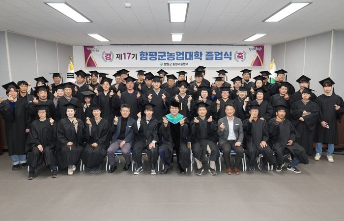 졸업식 단체사진 – 이상익 함평군수 : 가운데 초록색 가운