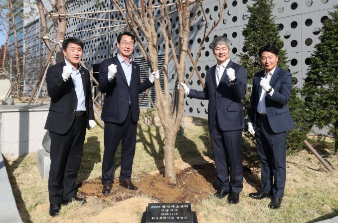 정명근 화성특례시장, 배정수 화성특례시의회 의장, 이영석 ASM코리아 대표가 기념 식수를 하고 기념촬영을 하고 있다