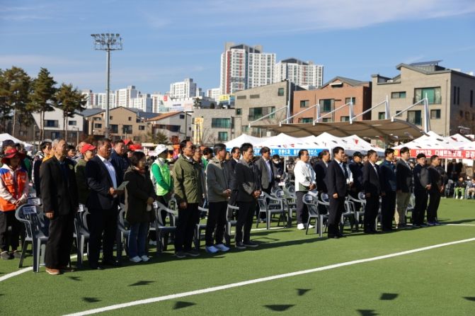 동탄9동 체육대회에 개회에 앞서 차성훈 동탄출장소장과 배정수 호성특례시 의회 의장 등 내빈과 참가자들이 국민의례를 하고 있다