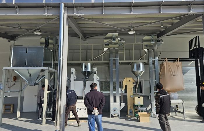 경주시는 논콩 생산 증가에 대응하기 위해 농기계임대사업소 본소에 대용량 콩정선선별기를 설치하고 시운전을 진행했다