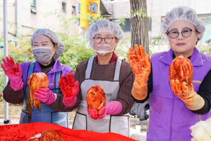 이순희 강북구청장(가운데)이 지난 13일 강북구청 광장에서 진행된 ‘다문화가정 김장 나눔’행사에 참석해 직접 담근 김치를 들고 기념사진을 찍고 있다.