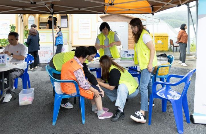2025년 ‘찾아가는 마을봉사의 날’ 행사에서 자원봉사자들이 주민들에게 농기계 수리·건강 진료·이미용 서비스 등 맞춤형 재능기부 봉사를 펼치고 있다.