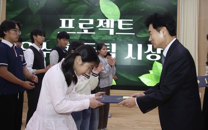 김대중 전남교육감이 ‘공생의 길(물길·숲길) 프로젝트’ 우수동아리 시상을 하고 있다.