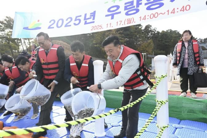 토종어류 방류 작업 모습