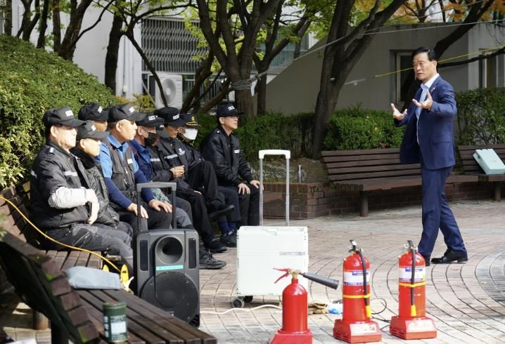 교육 참가자를 대상으로 이승로 성북구청장이 안전을 강조하는 모습