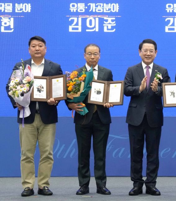 제30회 전남농업인의날 기념식에서 이현농가(왼쪽 첫 번째)가 수상패와 꽃다발을 들고 있다.