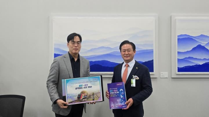홍천군민 모두가 꿈꾸는 용문~홍천 광역철도! 홍천군민 간절한 염원이 담긴 책자, 국회에 전달!