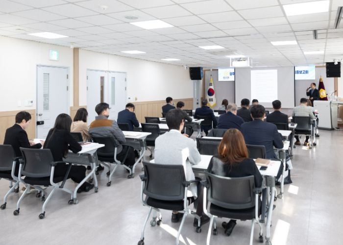 강혜숙 대표의원을 비롯한 의원 연구단체 소속 의원들이 최종보고회에 참석해 연구용역 결과에 대해 논의하고 있다.