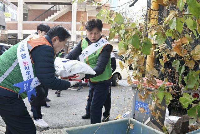 조용익 부천시장과 김태웅 부천시 자율방재단장이 제설제 보충 작업을 하고 있다.