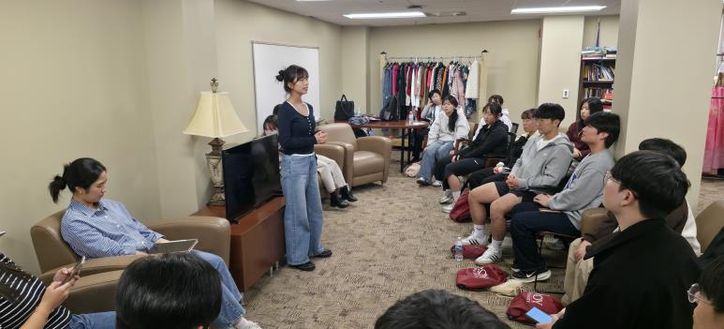 ‘글로컬 미래역량강화 프로그램’에 참여한 학생들과 현지 한인 유학생들이 진로탐색을 주제로 한 교류세미나를 열고 있다.