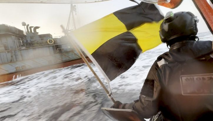 도주중인 불법 외국어선에 정선명령을 하는 해양경찰