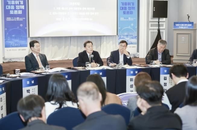 이재준 수원시장이 패널토론에서 발언하고 있다.