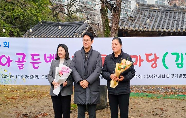 노기수 대덕구청장(사진 가운데)이 25일 동춘당공원에서 열린 ‘제13회 육아 골든벨 및 가족놀이마당 행사’에 참석해 출산장려유공 표창장을 전달하고 표창 대상자들과 기념 촬영을 하고 있다.