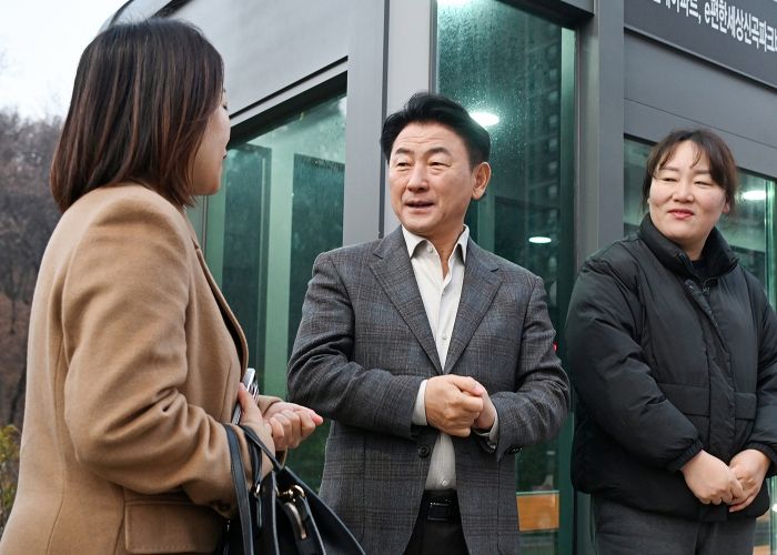 김동근 시장이 11월 26일 신곡동 이편한세상 신곡포레스타뷰아파트 정류소에서 한 시민과 소통하고 있다.