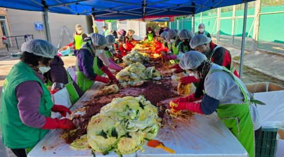 곡성군 새마을회와, 새마을 부녀회에서 관내 취약계층을 위해 김장을 하고 있다.