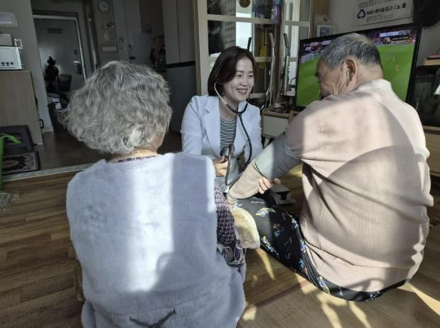 ‘2025년 한파대응 방문건강관리사업’으로 하남시보건소 전담인력이 취약계층 가구에 방문해 기초 건강상태를 확인하고 한파 시 행동요령, 만성질환 관리법 등을 안내하는 모습