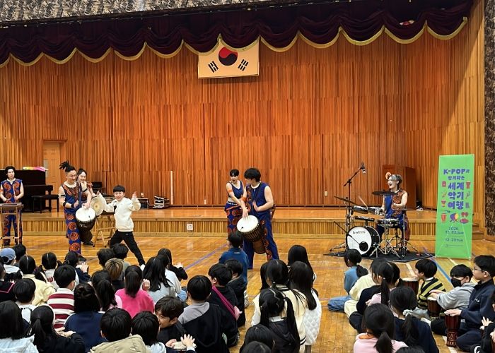 광주서부교육지원청이 지난 2일 장덕초등학교 강당에서 ‘K-Pop과 함께하는 세계악기여행’ 프로그램을 운영했다./ 광주시교육청 제공