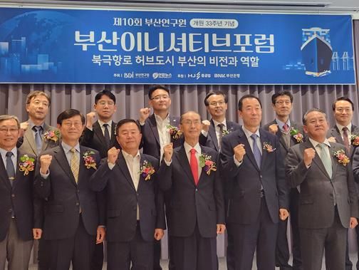 (아랫줄 왼쪽에서 세 번째 이승우의원)