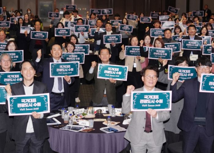 이재준 수원시장(가운데)과 수원화성 3대 축제 성과보고회 참석자들이 함께하고 있다.