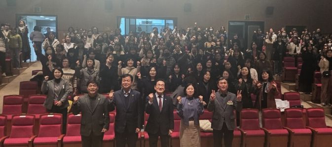 영천시 어린이집연합회는 지난 10일, 청소년수련관에서 보육 교직원 250여 명이 참석한 가운데 화합과 소통을 위한 ‘보육인의 밤’ 행사를 개최했다.