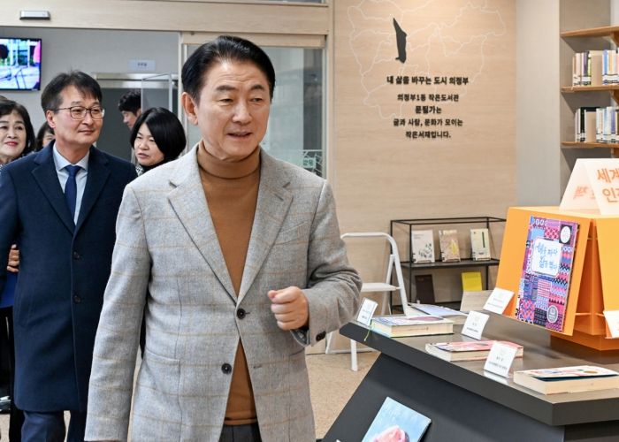 김동근 시장이 12월 11일 의정부1동 주민센터 1층에 마련된 주민 공유공간을 둘러보고 있다.