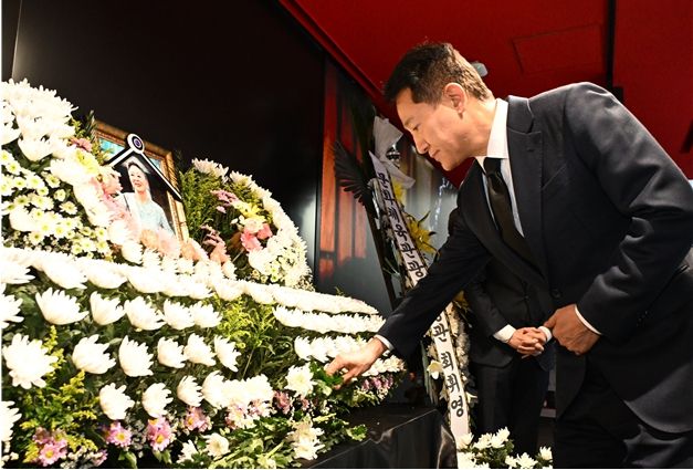 오세훈 서울시장이 11일(목) 오후 중구 충무로 서울영화센터에 마련된 원로배우 고(故) 김지미 추모 공간을 찾아 조문하고 있다.