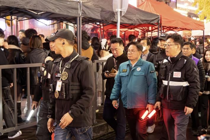 지난 10월 핼러윈데이 인파 밀집에 대비해 안전관리를 펼치고 있는 박강수 마포구청장