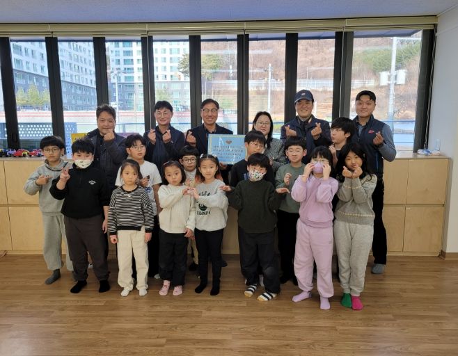 영월우체국‘그린나래’,별총총돌봄센터에 기부금 전달