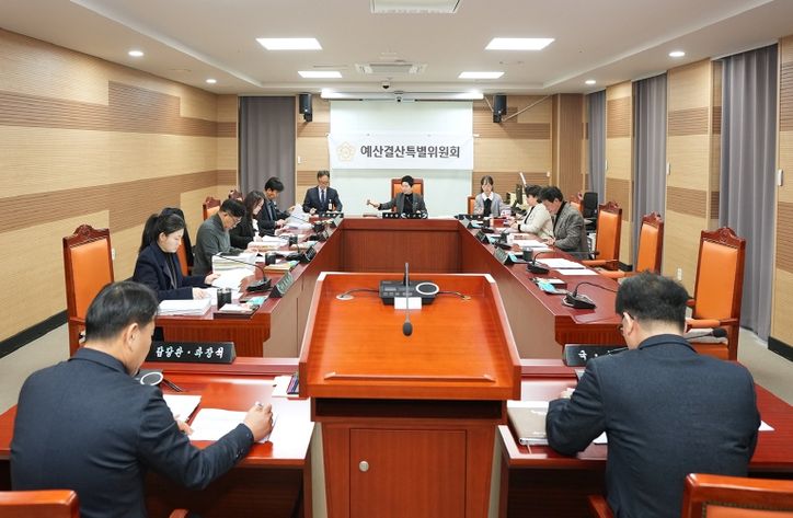 아산시의회 예산결산특별위원회가 각 상임위원회에서 예비 심사를 마친 2026년도 예산안을 제3차 회의에서 심사·의결하고 있다.
