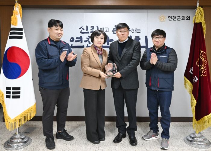 연천군의회, 장기 근속 공무직 정년퇴임 공로패 전달