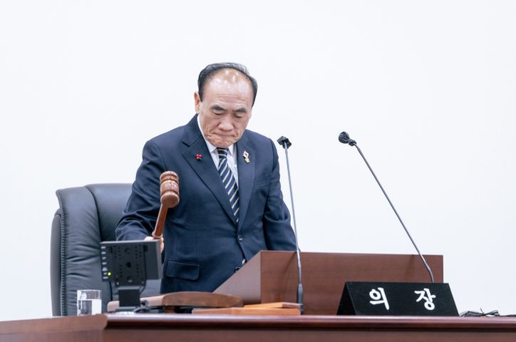 성북구의회 임태근 의장이 제315회 제2차 정례회 제2차 본회의를 주재하고 있는 모습