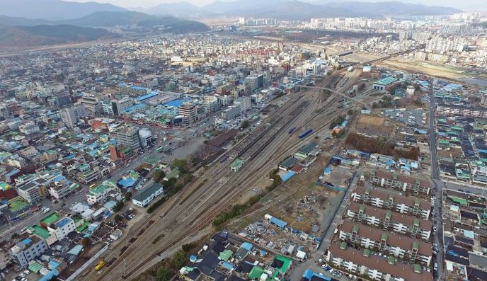도시재생 후보지로 선정된 옛 경주역 부지 전경. 철도 이전 이후 장기간 활용되지 못했던 폐역 부지가 국가 주도 도시재생 시범지구로 탈바꿈할 수 있을지 주목된다.